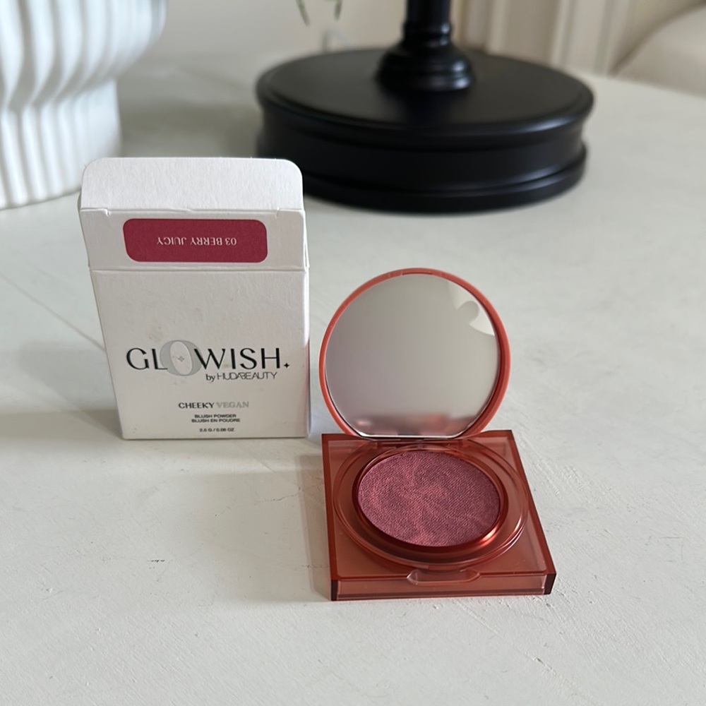 Huda beauty glow wish blush powder